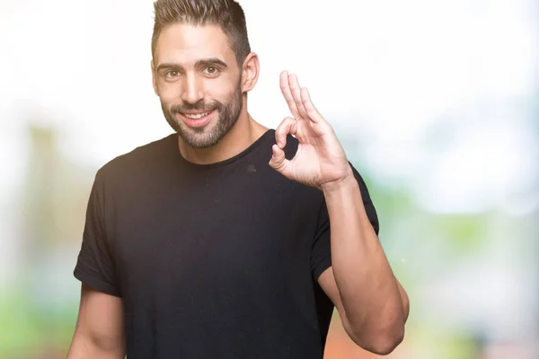 Homem Bonito Jovem Sobre Fundo Isolado Sorrindo Positivo Fazendo Sinal — Fotografia de Stock