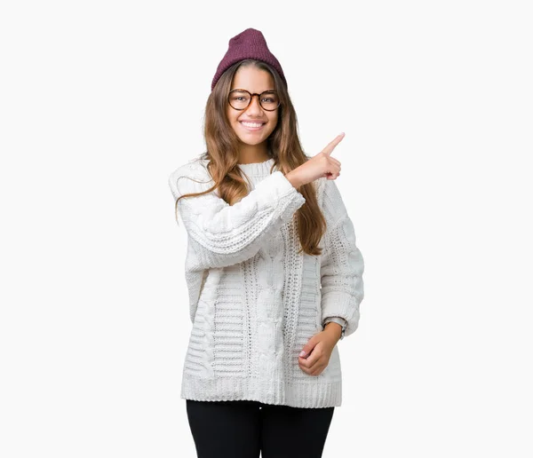 Νέοι Όμορφη Μελαχρινή Hipster Γυναίκα Φοράει Γυαλιά Και Καπέλο Χειμώνα — Φωτογραφία Αρχείου