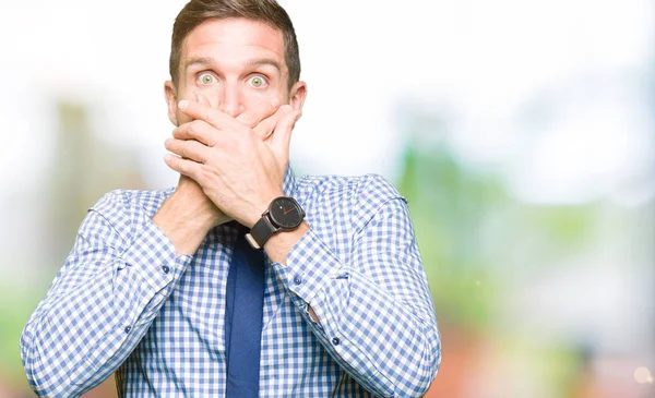 Hombre Negocios Guapo Con Corbata Impactado Cubriendo Boca Con Las — Foto de Stock