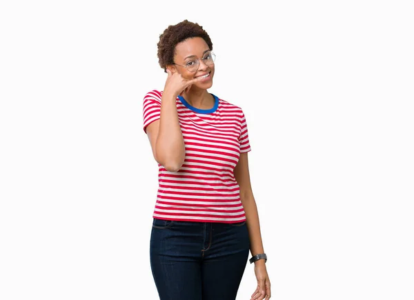 美丽的年轻非洲裔美国妇女戴眼镜在孤立的背景微笑着做电话手势用手和手指喜欢在电话里交谈 传达概念 — 图库照片