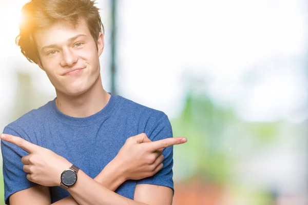 Joven Hombre Guapo Con Camiseta Azul Sobre Fondo Aislado Señalando —  Fotos de Stock