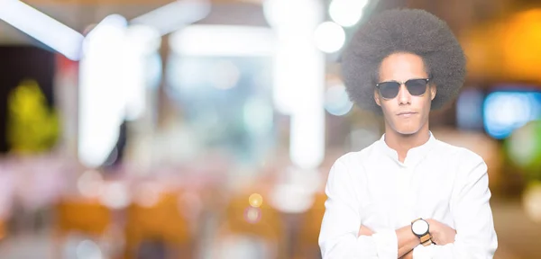 Νεαρός Αφρικανική Αμερικανική Άνθρωπος Αφρο Μαλλιά Φορώντας Γυαλιά Ηλίου Σκεπτικιστής — Φωτογραφία Αρχείου