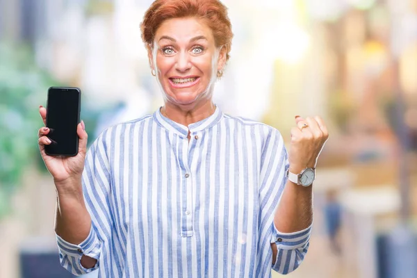 Atractiva Mujer Pelirroja Caucásica Senior Mostrando Pantalla Del Teléfono Inteligente —  Fotos de Stock
