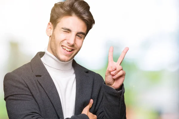 Jovem Homem Elegante Vestindo Casaco Inverno Sobre Fundo Isolado Sorrindo — Fotografia de Stock