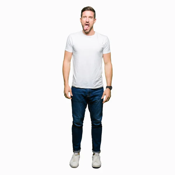 Stilig Man Bär Casual Vit Shirt Sticker Tungan Nöjd Med — Stockfoto