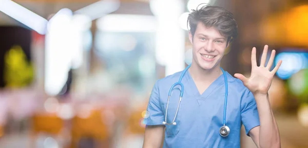 若い医者に医療制服を着て分離を示す背景と指で上向き数は自信を持って 幸せな笑みを浮かべている間 — ストック写真