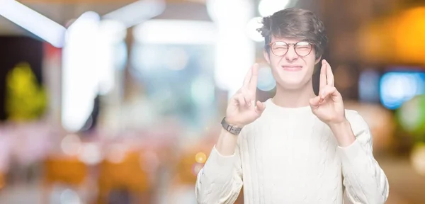 Homem Bonito Jovem Usando Óculos Sobre Fundo Isolado Sorrindo Cruzando — Fotografia de Stock