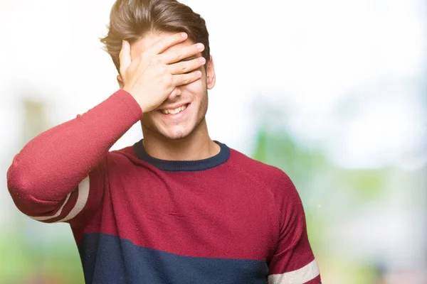 Joven Hombre Guapo Sobre Fondo Aislado Sonriendo Riendo Con Mano —  Fotos de Stock