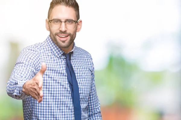 Junger Geschäftsmann Mit Brille Vor Isoliertem Hintergrund Freundlich Lächelnd Und — Stockfoto