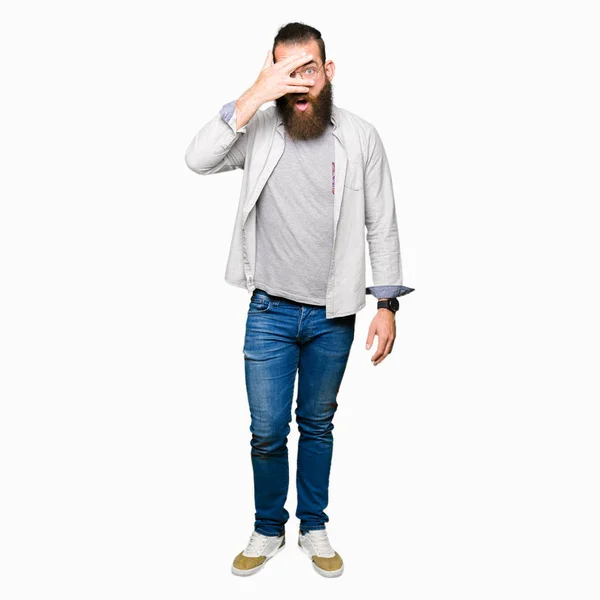 Ξανθός Νεαρός Φορώντας Γυαλιά Peeking Κατάσταση Σοκ Που Καλύπτουν Πρόσωπο — Φωτογραφία Αρχείου
