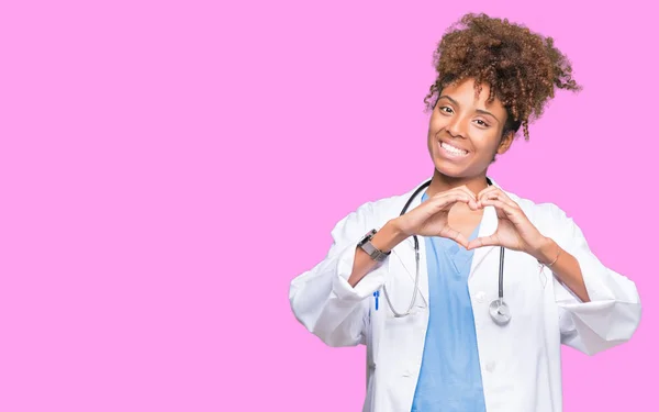 Joven Mujer Médica Afroamericana Sobre Fondo Aislado Sonriendo Amor Mostrando — Foto de Stock