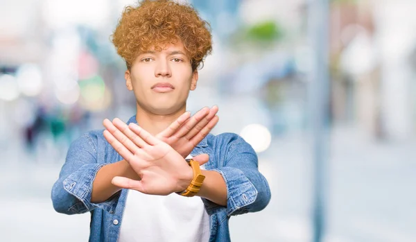 Mladý Pohledný Muž Afro Vlasy Nosí Džínová Bunda Odmítnutí Výraz — Stock fotografie