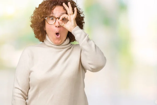 Schöne Seniorin Mittleren Alters Die Rollkragenpullover Und Brille Über Isoliertem — Stockfoto