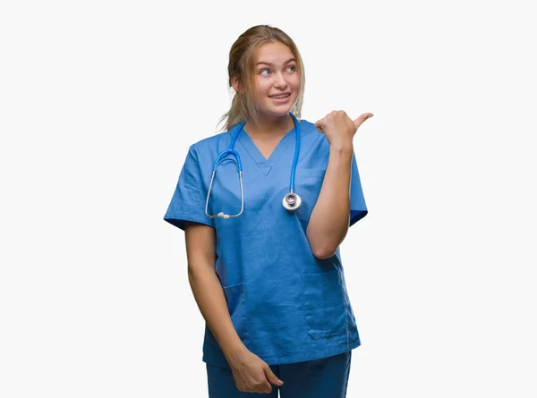 Joven Doctora Caucásica Vistiendo Uniforme Cirujano Sobre Fondo Aislado Sonriendo — Foto de Stock