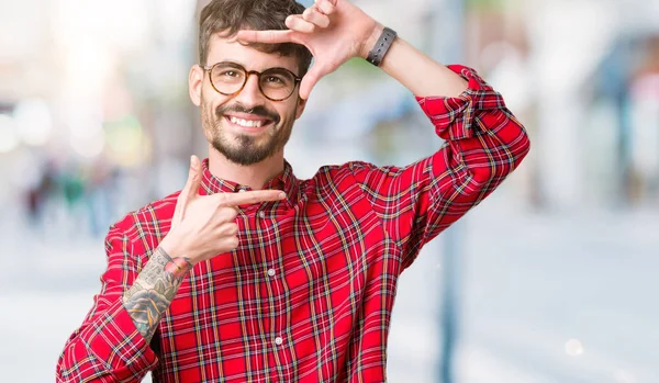 Homem Bonito Jovem Vestindo Óculos Sobre Fundo Isolado Sorrindo Fazendo — Fotografia de Stock