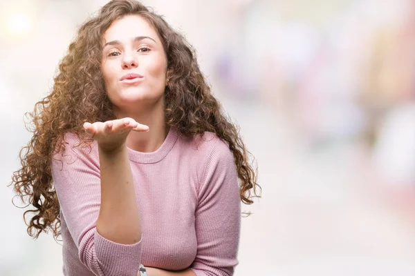 Bella Bruna Capelli Ricci Giovane Ragazza Che Indossa Maglione Rosa — Foto Stock