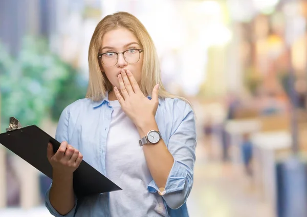 Joven Mujer Negocios Caucásica Sosteniendo Portapapeles Sobre Fondo Aislado Cubrir —  Fotos de Stock