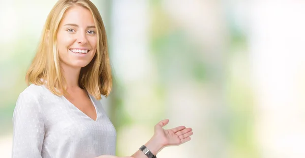 Hermosa Joven Elegante Mujer Sobre Fondo Aislado Invitar Entrar Sonriendo —  Fotos de Stock