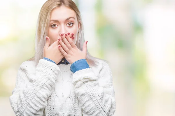 Młoda Blond Kobieta Swetrze Zima Nad Białym Tle Szoku Obejmujące — Zdjęcie stockowe