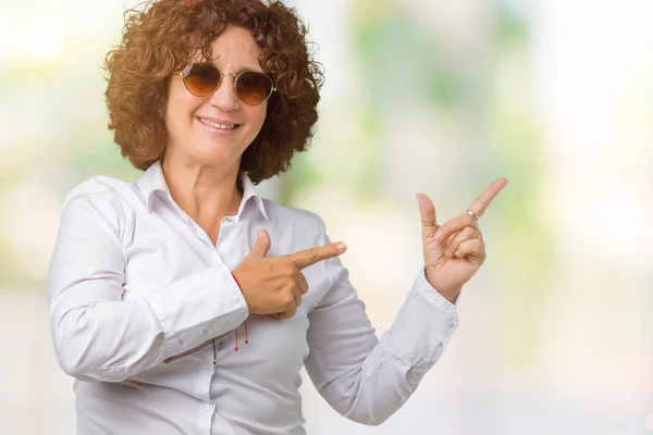 Schöne Seniorin Mittleren Alters Mit Sonnenbrille Über Isoliertem Hintergrund Lächelnd — Stockfoto