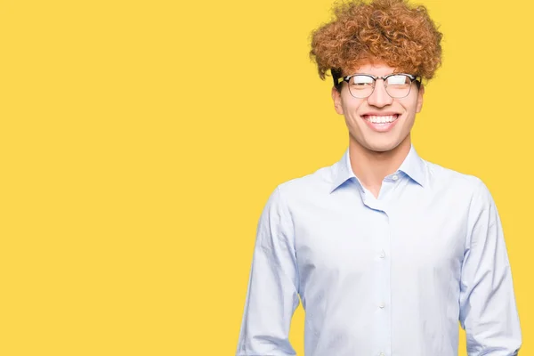 Unga Stiliga Affärsman Med Afro Bär Glasögon Med Glad Och — Stockfoto