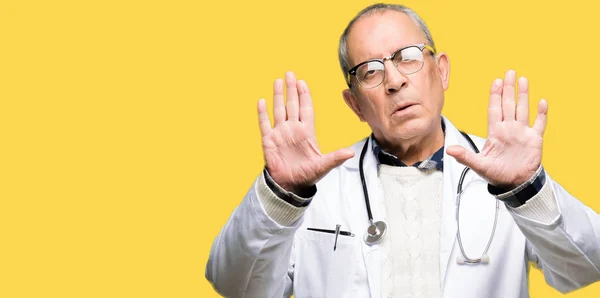 Stilig Senior Doktor Man Klädd Medicinsk Coat Leende Gör Ramen — Stockfoto