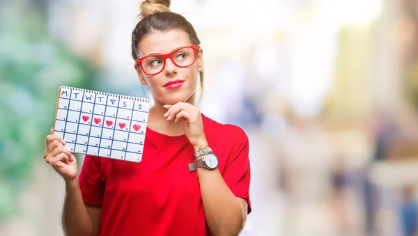 Jovem Bela Mulher Segurando Calendário Menstruação Sobre Fundo Isolado Rosto — Fotografia de Stock