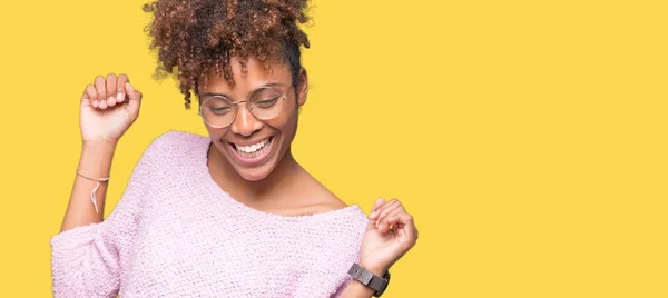 Hermosa Mujer Afroamericana Joven Con Gafas Sobre Fondo Aislado Bailando —  Fotos de Stock