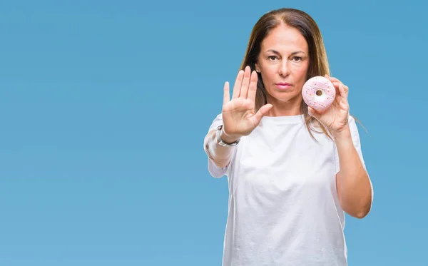 Mulher Hispânica Meia Idade Comendo Donut Rosa Sobre Fundo Isolado — Fotografia de Stock