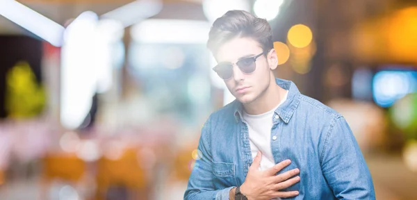 Joven Hombre Guapo Con Gafas Sol Sobre Fondo Aislado Con — Foto de Stock