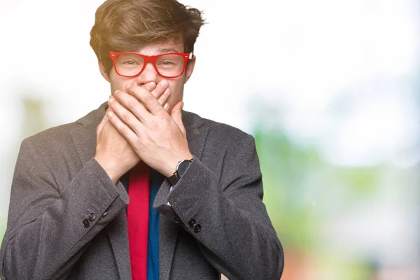 Junger Gutaussehender Geschäftsmann Mit Roter Brille Vor Isoliertem Hintergrund Schockiert — Stockfoto