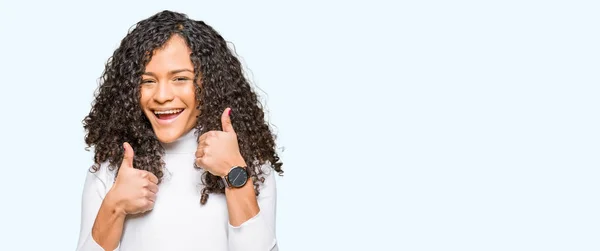 Junge Schöne Frau Mit Lockigem Haar Trägt Rollkragenpullover Erfolgszeichen Tun — Stockfoto