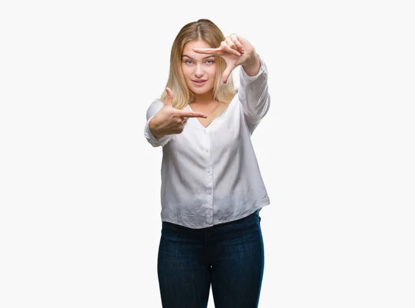 Mujer Joven Caucásica Sobre Fondo Aislado Sonriendo Haciendo Marco Con —  Fotos de Stock