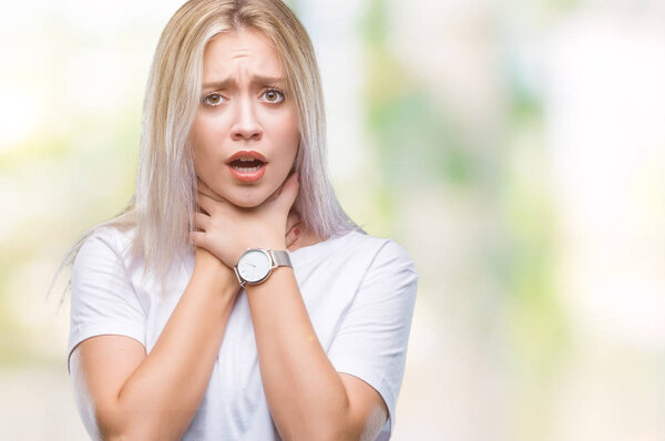 Молодая блондинка на изолированном фоне кричит и задыхается, потому что болезненно душит. Проблемы со здоровьем Концепция асфиксии и самоубийства
.