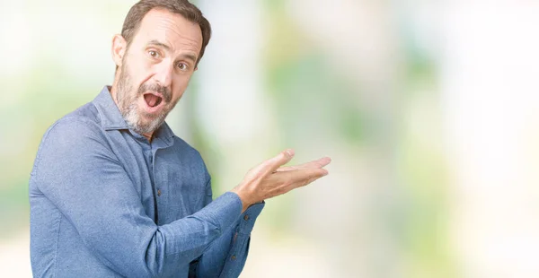 Guapo Mediana Edad Elegante Hombre Mayor Sobre Fondo Aislado Señalando — Foto de Stock