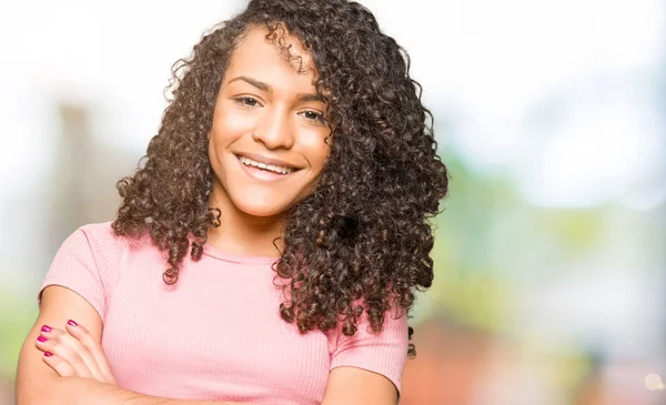 Mooie Jongedame Met Krullend Haar Roze Shirt Blij Gezicht Lachend — Stockfoto