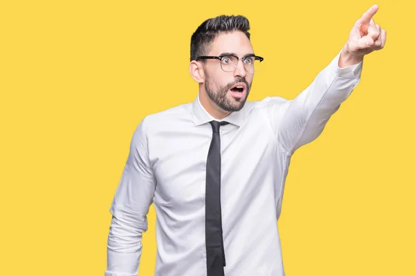 Joven Hombre Negocios Guapo Con Gafas Sobre Fondo Aislado Señalando — Foto de Stock