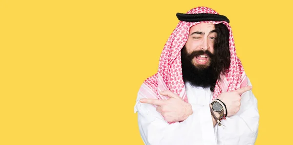 Arabian Biznesmena Długimi Włosami Noszenia Tradycyjnych Kefija Szalik Pointing Obydwie — Zdjęcie stockowe