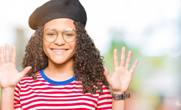 Mooie Jongedame Met Krullend Haar Dragen Brillen Mode Baret Tonen — Stockfoto