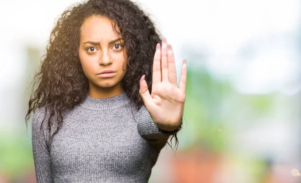 Mooi Meisje Met Krullend Haar Doet Stop Zingen Met Palm — Stockfoto