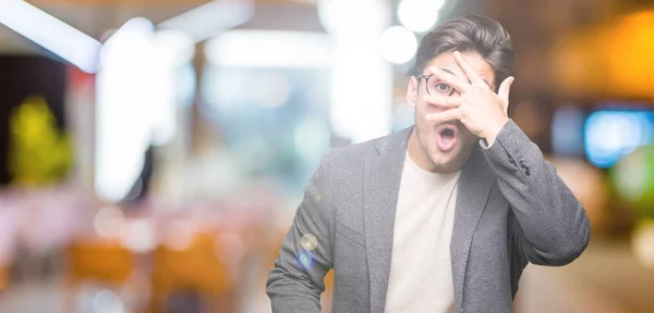Jovem Homem Negócios Vestindo Óculos Sobre Fundo Isolado Espreitando Choque — Fotografia de Stock