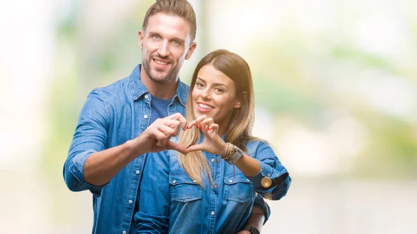 Pareja Joven Enamorada Sobre Fondo Aislado Sonriendo Amor Mostrando Símbolo —  Fotos de Stock