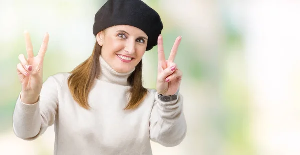 Mujer Madura Mediana Edad Con Suéter Invierno Boina Sobre Fondo —  Fotos de Stock