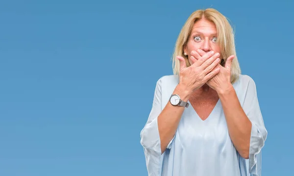 Medelålders Blond Affärskvinna Över Isolerade Bakgrund Chockad Som Täcker Munnen — Stockfoto