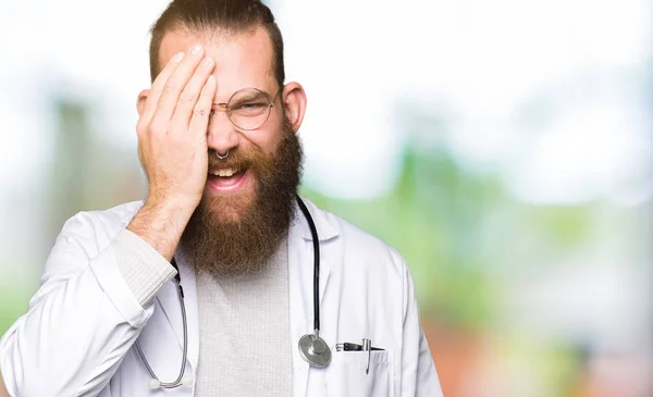 Young Blond Doctor Man Beard Wearing Medical Coat Covering One — Stock Photo, Image