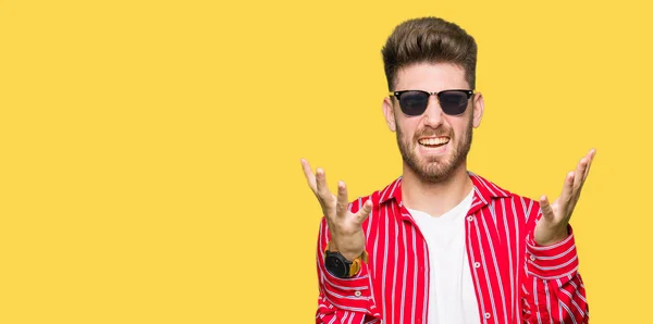 Homem Bonito Jovem Usando Óculos Sol Celebrando Louco Louco Para — Fotografia de Stock