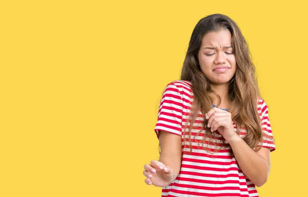 Jonge Mooie Brunette Vrouw Draagt Shirt Strepen Geïsoleerde Achtergrond Walgt — Stockfoto