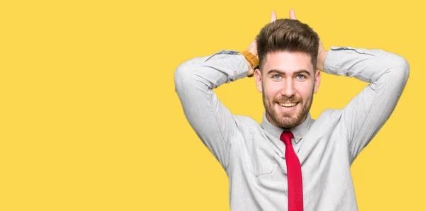 Fiatal Jóképű Üzletember Pózol Vicces Őrült Ujjak Fej Nyuszi Füle — Stock Fotó