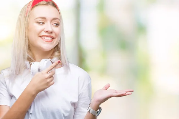 Mladá Blond Žena Nosí Sluchátka Poslech Hudby Přes Izolované Pozadí — Stock fotografie