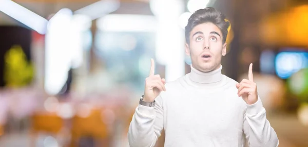 Joven Hombre Guapo Con Jersey Cuello Alto Sobre Fondo Aislado — Foto de Stock